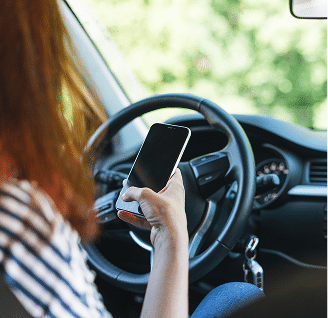 A women texting and driving