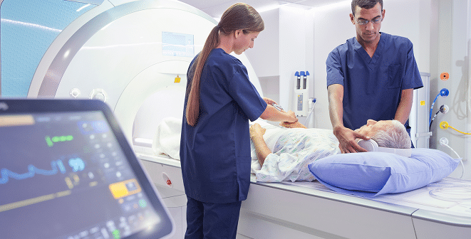 Mesothelioma doctors with a male patiend in the upper midwest